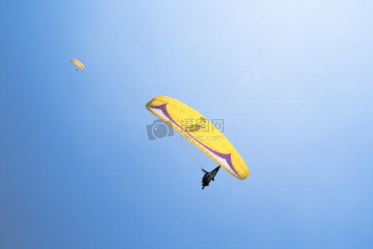 蓝天高空滑翔伞跳伞飞翔