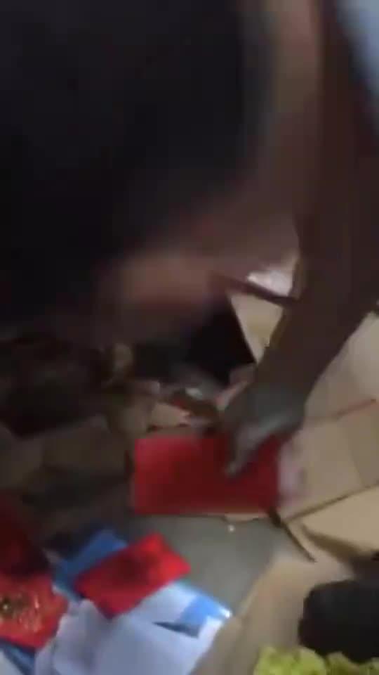 老爸收废品半辈子，这一单生意是真值，红包多的数不过来