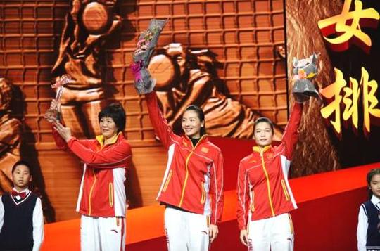新鲜出炉丨2017年"感动中国2016年度人物及颁奖词"作文素材