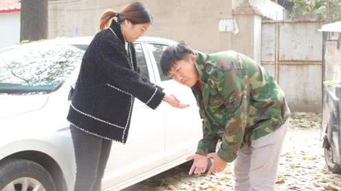 农民工借钱创业，女孩偷偷卖车借给他10万，5年后幸福来了