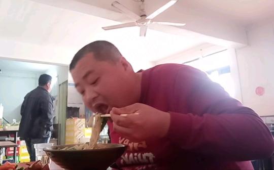 一大碗大擀杖土信面，农村小伙老四连汤带稠给吃的干干净净