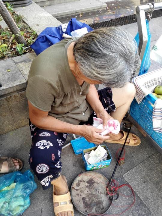 65岁农村大妈卖梨子赚钱40多岁儿子今天没陪妈