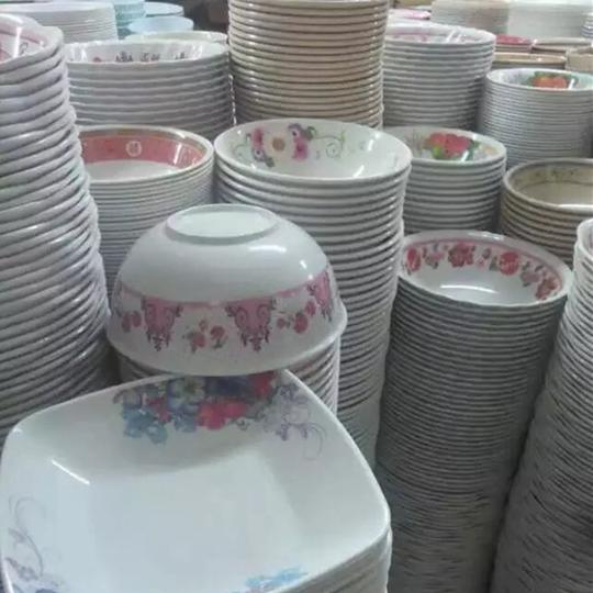 跑江湖地摊热卖新产品密胺仿瓷碗盘碟库存美耐皿餐具论斤批发