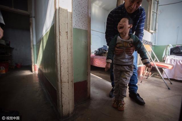 孩子见到陌生人就躲是什么原因
