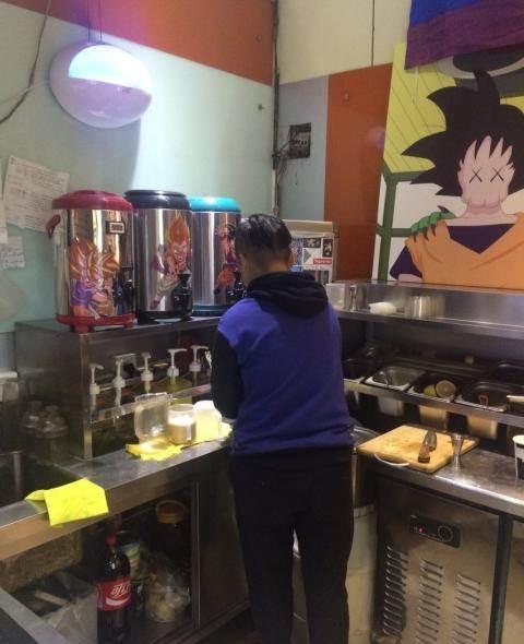 生意稳定,人流量很旺,而且整条小吃街就我一家奶茶店,设施设备齐全,接
