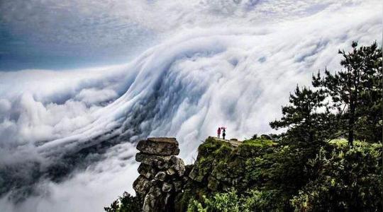 庐山瀑布云,流转山涧,太美了