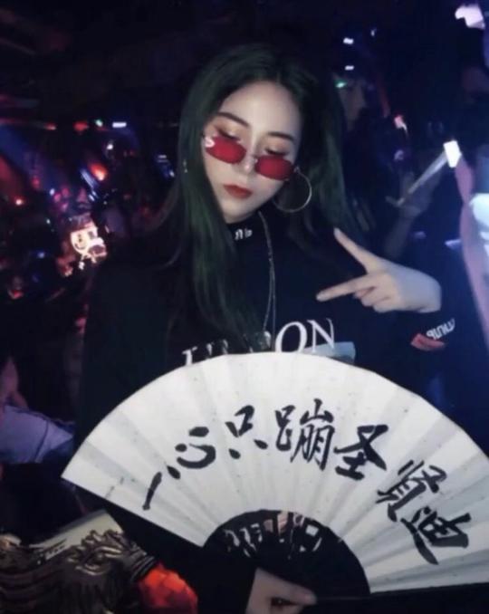 抖音蹦迪扇子图:加个微信