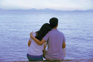 瑟瑟的情侣背景图