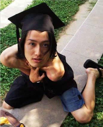 上学士服,摆出各种另类姿势,拍摄毕业照,动作搞怪风趣.-大学生