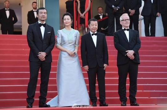 在电影院看“抖音”的少年，中国电影不是过度娱乐，而是根本不懂娱乐