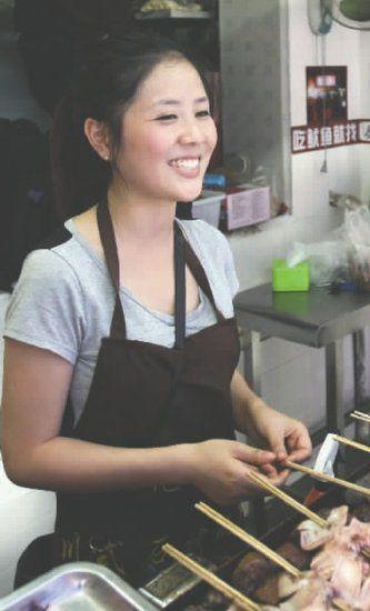 被称鱿鱼西施美女大学生与男友烤鱿鱼月入10万
