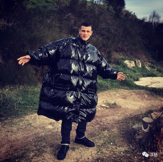 拳击选手跳槽称为男模首次拍摄就一丝不挂!害羞!
