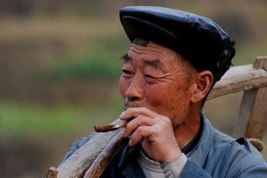 60多岁的农村老人,怎么还要外出打工挣钱?听听他们自己怎么说