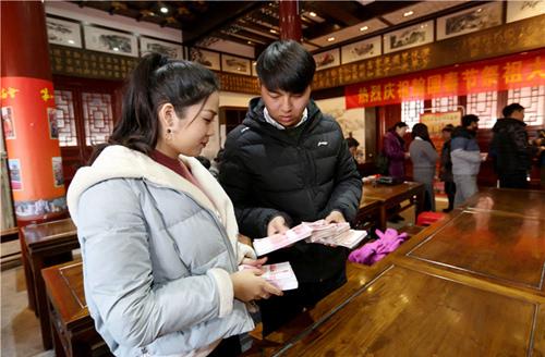 开封90后美女向父母借10万元资助男友庙会摆地摊挣钱
