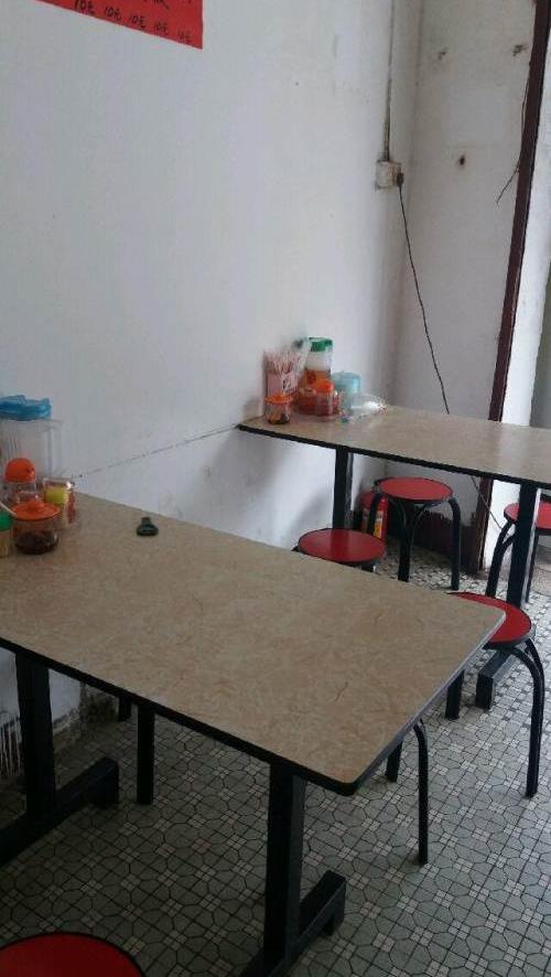 地段好,在学校旁边,义乌小商品城附近,租金便宜没压力,即转即可做生意