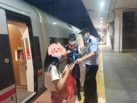 为了买一台摩托车，广东12岁双胞胎姐妹跑到湖南打工，结果…