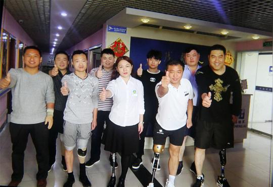 追贼致残小伙创业卖假肢公司8成员工是残疾人
