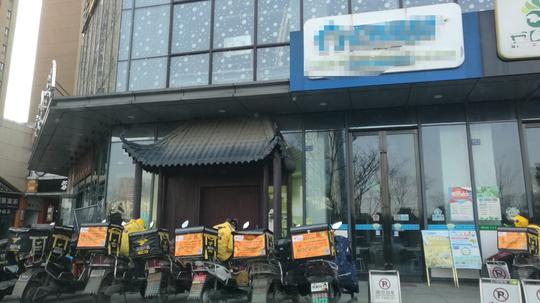 门口停了这么多送外卖的车,生意真好