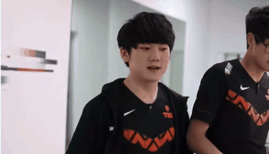 “jackeylove恋爱”刷屏lpl，女友粉集体破防，超话主持直接脱粉
