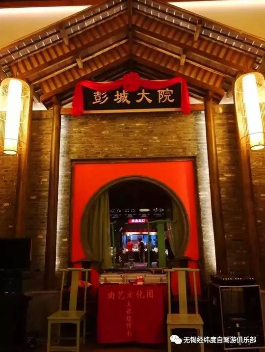入眼就像穿越到古代集市,黄色的纸质灯笼在摇曳,灯火通明的夜市加上