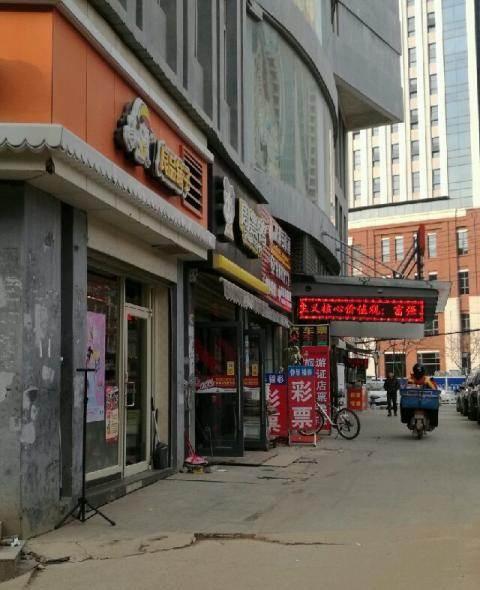 旁边有周黑鸭,良品铺子,老婆等,位子没话说,因本人去外地发展,亏本