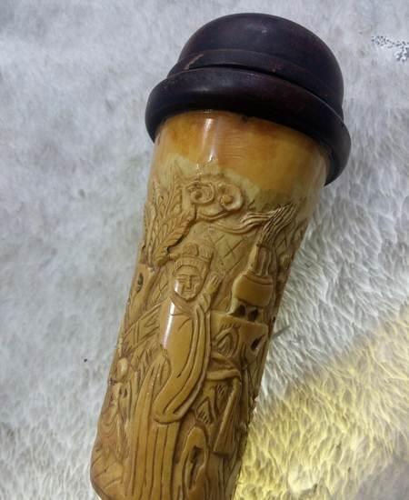 骨头。祖传下来的古董，现在转让。急用钱。蛐蛐罐董。收藏品。