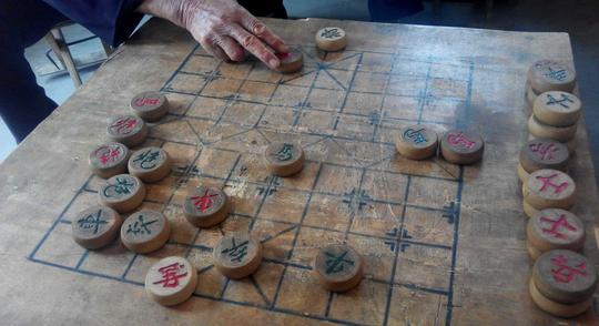 象棋骗局,这个一般需要几个人来合伙来完成,摊主在下棋的时候,同伙就