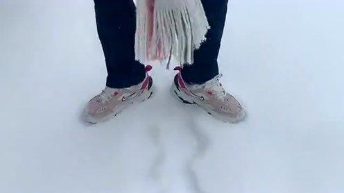 南方人初次见到雪，频频发挥出自己的创意，雪地小兔子你见过吗?