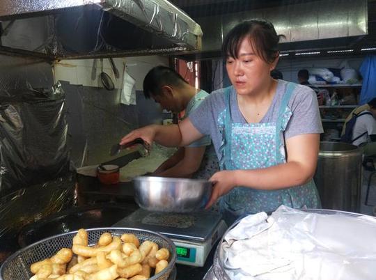 农村夫妻进城卖早餐，本只是想谋生，却没想到买了车又买了房