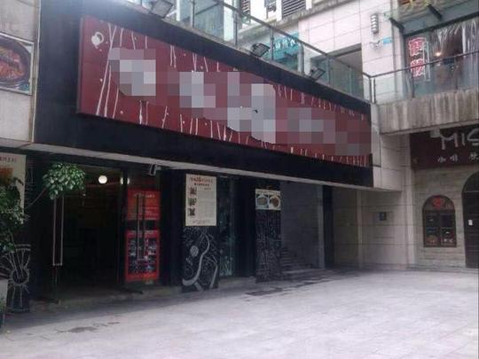 据刘梅观察,该店平时生意不错,"此店转让"四个字让她心动,便走进店里