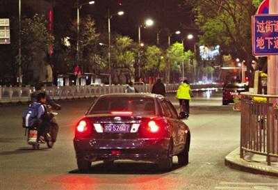 4月21日晚,顺义地铁站附近,图中黑色私家车使用"滴滴打车"抢单
