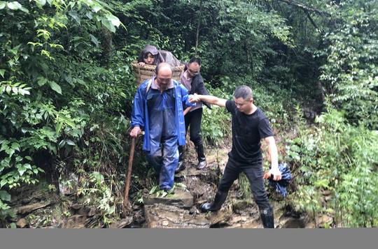 “7·17”洪灾期间，板桥镇大木村村干部和民兵在许仙寨转移被困群众.jpg