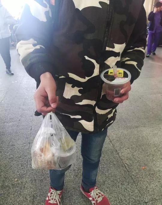 12岁男孩在火车站向陌生人借手机,之后他的举动令人意