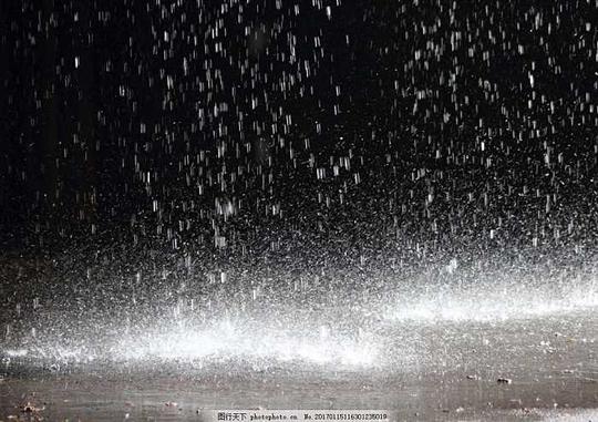 正在下的瓢泼大雨图片素材水花雨水雨滴雨中大雨淋雨下雨雨天