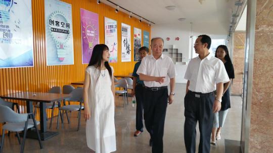 哈尔滨市社会主义学院院长周振华来我校大学生创业园调研