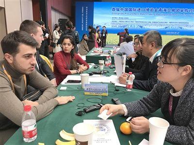 青海各家企业积极与国外客商洽谈,交流,商议,签单,对接,会场上一派