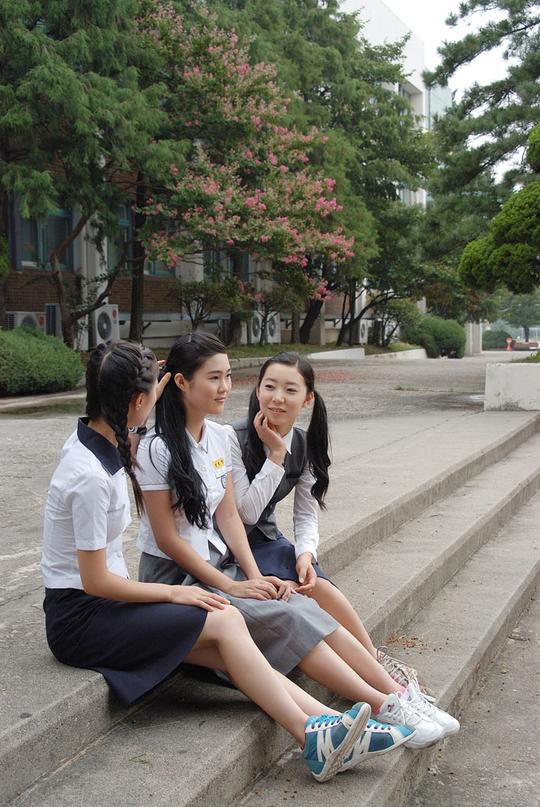 校园中聊天的可爱女生高清图片图片素材-生活