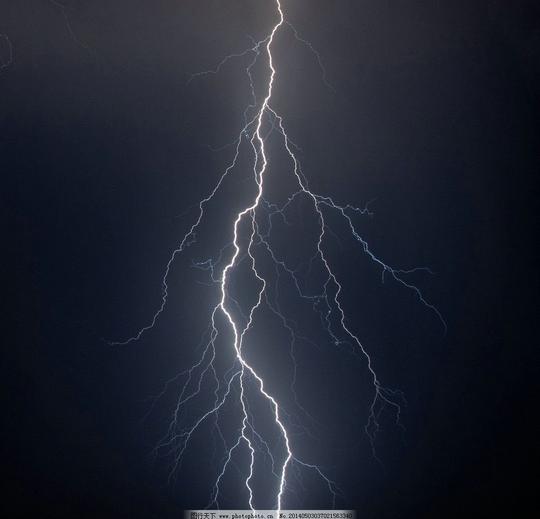 闪电打雷电闪暴风雨电闪雷鸣恶劣天气生活素材摄影