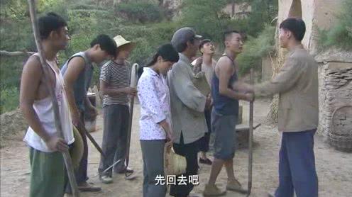 曙光跟支书说他明天带领男知青到城里打工挣钱,回来为村里打井