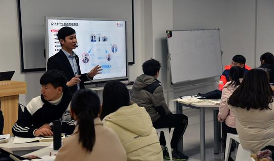 在华南城开放环境下办学,云商学院组建创业社团,开展多种形式的商业