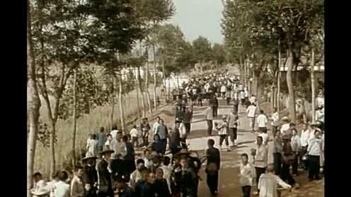 七十年代初的中国，农村的的集市，村民们赶集购物，买卖兴隆
