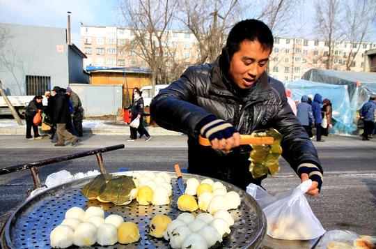 东北抚顺时节天气转冷,而创业市场百姓在街头巷尾仍旧在.