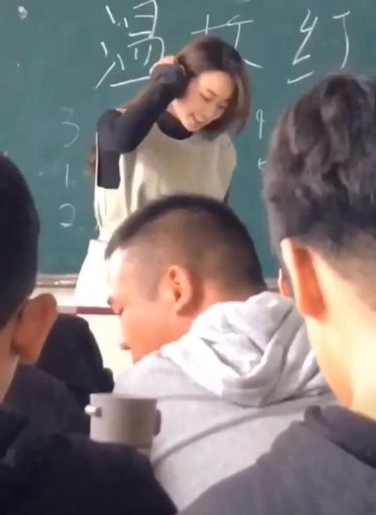 全抖音最美班主任，学生从不请假，网友:笑起来的瞬间就明白了!