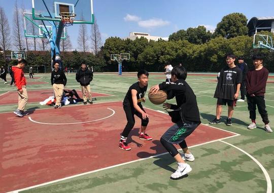 学校新闻美国当地高中六周学分课程艺术选修课体育选修课