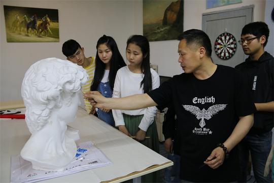 万年青年回乡创业建立工作室传播油画艺术
