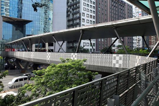 图为深圳南海大道与创业路交界的创业天桥,四周由钢板装饰包裹.