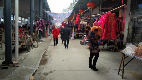 农村年前火爆小生意,菜市场边卖衣服,一周入万元