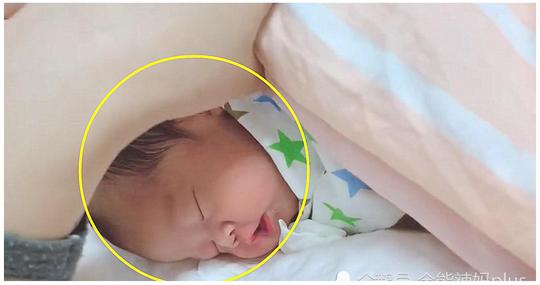 女儿睡着后妈妈感觉不对劲，掀开被子一看傻眼了：这是生了个情敌
