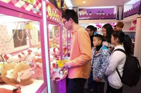 在一家抓娃娃机厂家官网上,抓娃娃机已经被包装成低人工成本的创业