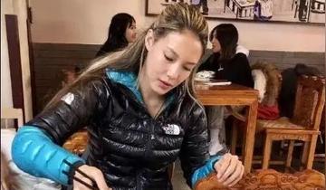 谷爱凌边化妆边赶作业图片